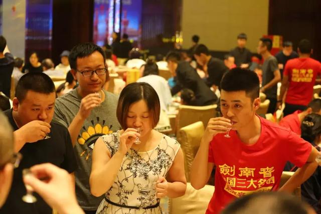  僧面佛面还有什么面，喝酒的人都应该知道酒场不过三碗面 