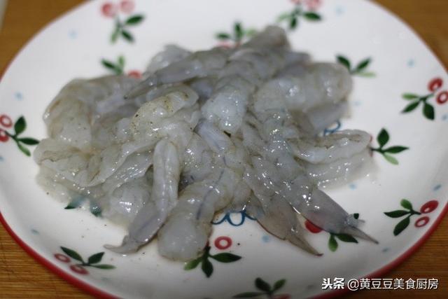 虾仁爆炒木耳做法，虾仁爆炒木耳做法视频（黑木耳炒虾仁）