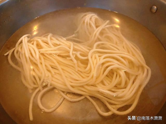 酱炒韭菜鸡蛋的家常做法，大酱韭菜炒鸡蛋的做法（家常小炒：韭菜炒鸡蛋的做法）