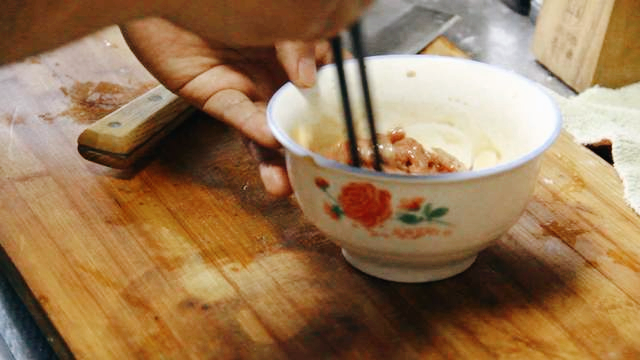 熊掌怎么做最好吃，熊掌怎么做好吃（豆腐炒蒜苗在很多饭店卖高价的秘密）