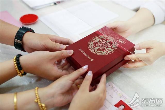 敬礼是左手还是右手，升国旗敬礼是左手还是右手（沪上新人以爱的名义与国同庆）