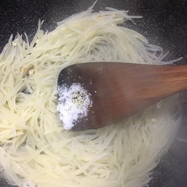 青椒土豆丝的做法，青椒土豆丝的做法步骤图片（懒人必备的青椒土豆丝）