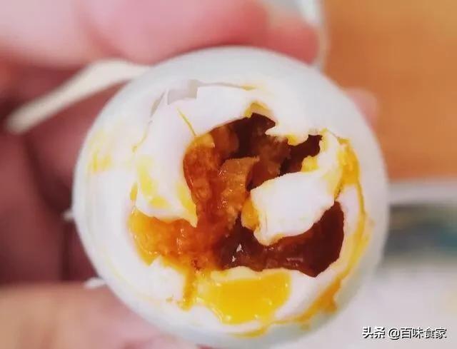 五香咸鸭蛋怎么腌制才出油好吃，怎样腌五香咸鸭蛋好吃（婆婆40年的咸鸭蛋经验）