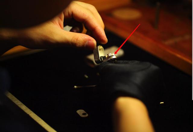 打火机怎么换火石，都彭打火机怎么换火石（卡地亚打火机日常使用）