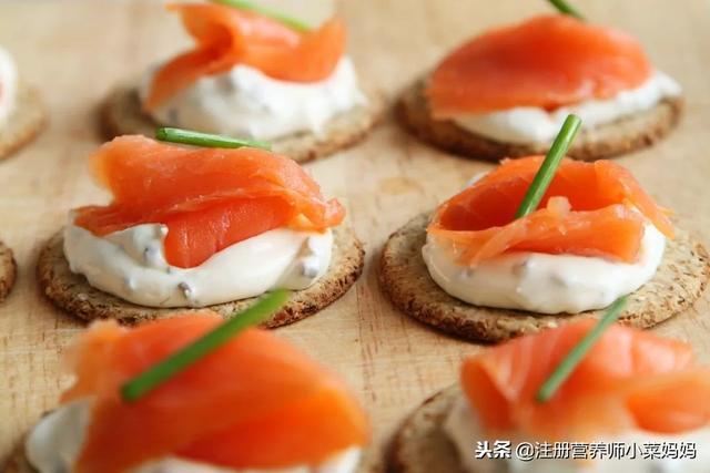 三文鱼鱼腩和中段哪个好，三文鱼腩好吃还是中段好吃（买三文鱼前不了解这些）