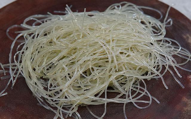 鸭血粉丝汤怎么做，鸭血粉丝汤如何做（上桌连汤汁都喝光）