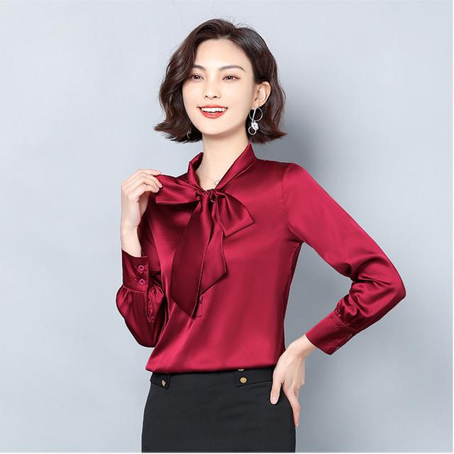 酒红色裤子配什么上衣,酒红色裤子搭配什么类型的上衣好看(你还不知道