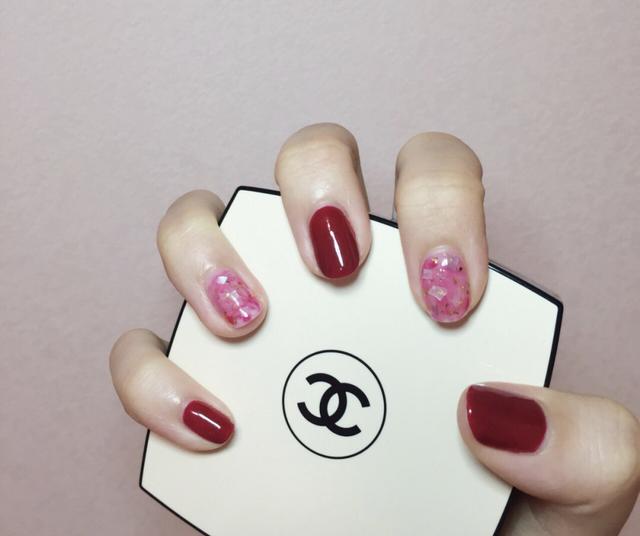 秋天指甲做什么颜色显白，适合冬天显白的指甲颜色（难怪女星大咖们都超爱）