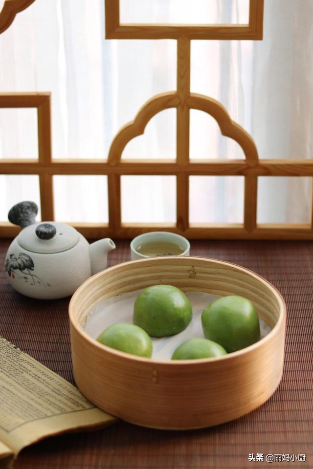 艾草青团怎么做会绿，艾青团子怎么做才绿（试试这样做个个碧绿不发黑）