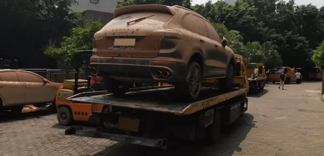 汽车被水淹了怎么办，下暴雨汽车被水淹了怎么办（车辆若不幸被水泡了）