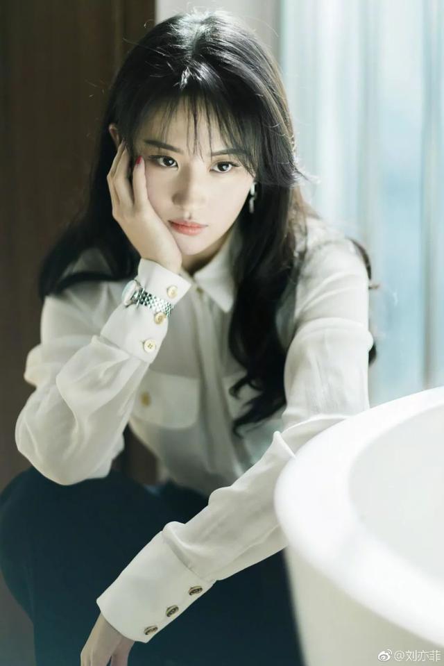 亚洲女生纯情脸，欧美女生性感身材，亚洲魔性笑容（你是高级脸还是纯情脸图片）