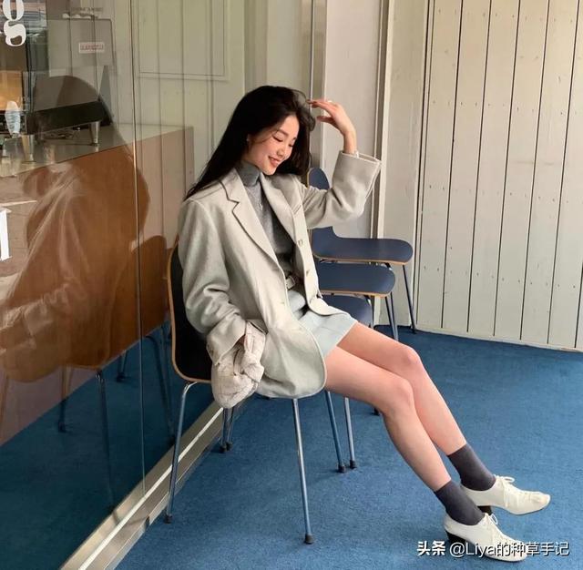 女生穿裙子里面穿的是什么，女生穿裙子里面穿什么裤子（裙子里还在穿“打底裤”吗）