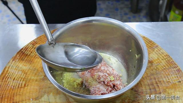 怎么做肉丸子，莲藕和肉怎么做肉丸子（劲道爽滑美味鲜）
