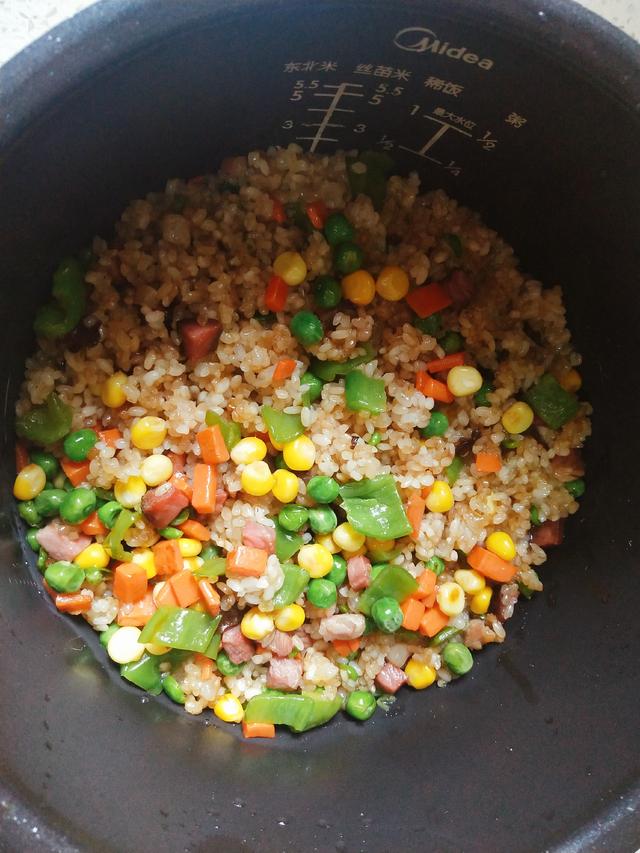 腊肉糯米饭的做法，腊肉糯米饭怎么做更好吃呢（想吃正宗腊肉糯米饭不用愁）