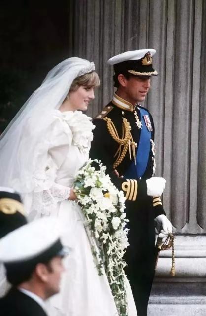 戴安娜王妃简介，英国平民王妃戴安娜（被出轨、斗王室、离婚、车祸）