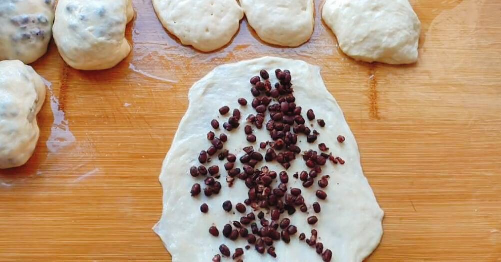 图片[4]-【酥皮红豆面包】做法步骤图 做法非常简单 出炉外酥里软又拉-起舞食谱网
