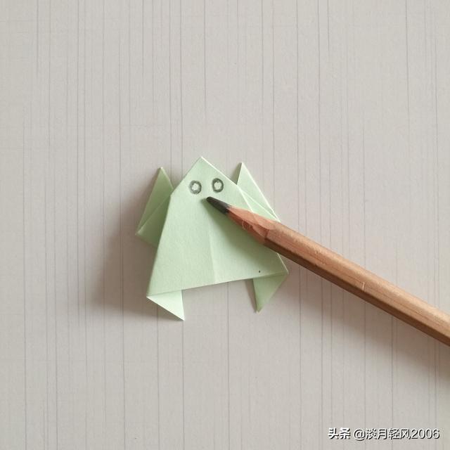 手工青蛙的折纸方法，教你手工折纸青蛙的几种方法（折纸小青蛙教程）