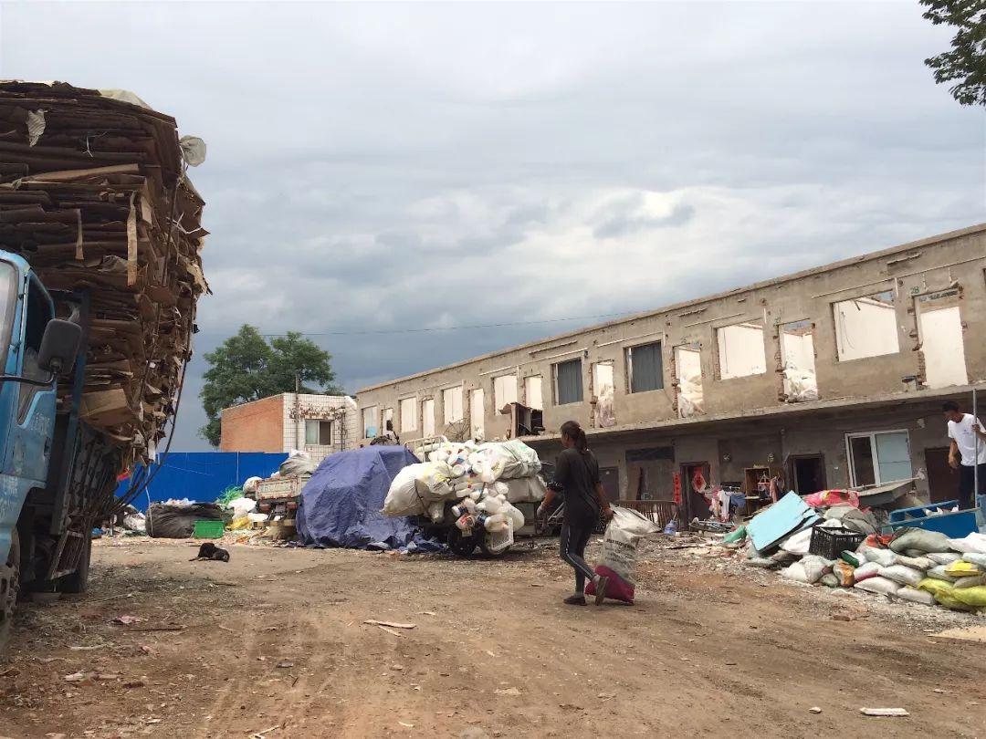 海淀家电维修店售后拆装 北京海淀区四季青镇宝山村附近的拆迁空地上，开了家废品站