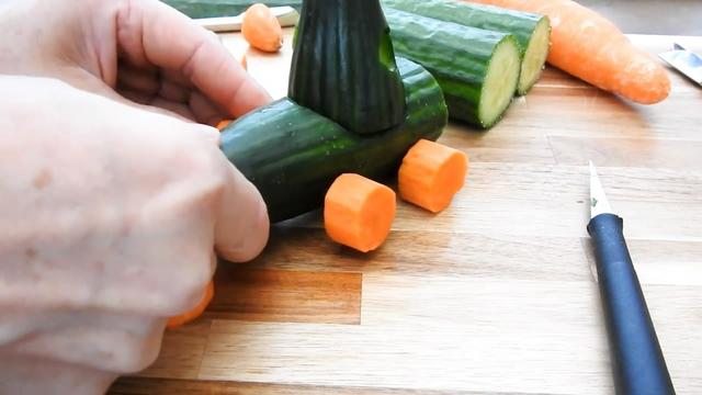 如何雕刻胡萝卜花，胡萝卜花怎么雕刻（用黄瓜和胡萝卜雕刻小火车的方法）