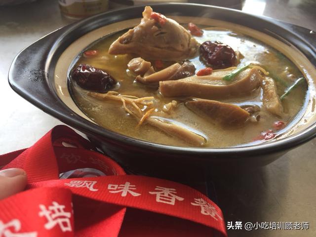 猪肚鸡火锅的做法，猪肚鸡火锅配菜哪些好（养生猪肚鸡火锅怎么做）