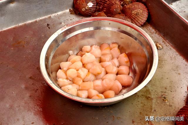 红扇贝为什么便宜，鸳鸯贝和扇贝哪个贵（老板扒壳卖肉馅价格倍增）