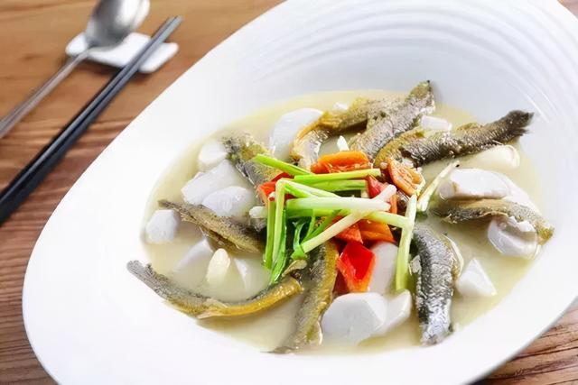 泥鳅豆腐汤怎么做，泥鳅豆腐汤怎么做汤白（广东的内行人都吃它）