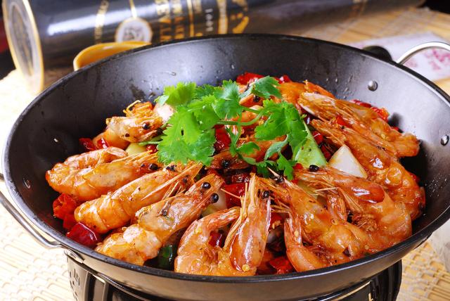 爆炒虾怎么做才好吃，爆炒大虾正宗做法（五一美食大制作）