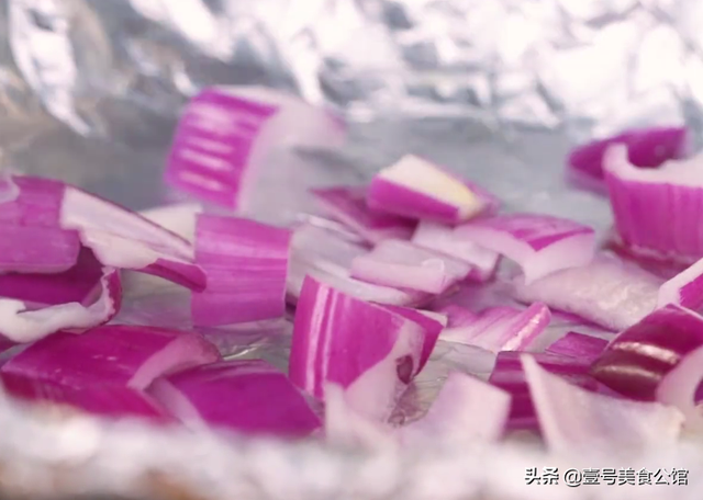 锡纸豆腐的做法，锡纸干豆腐怎么做的（美味的鲜辣锡纸烤豆腐）