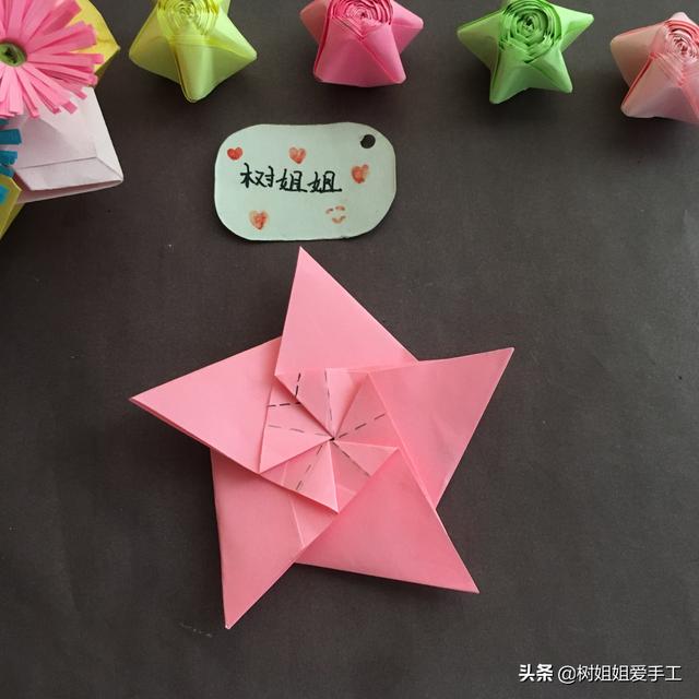 怎样折一个彩色的陀螺，陀螺怎么折陀螺（亲子折纸：可旋转的五角星）