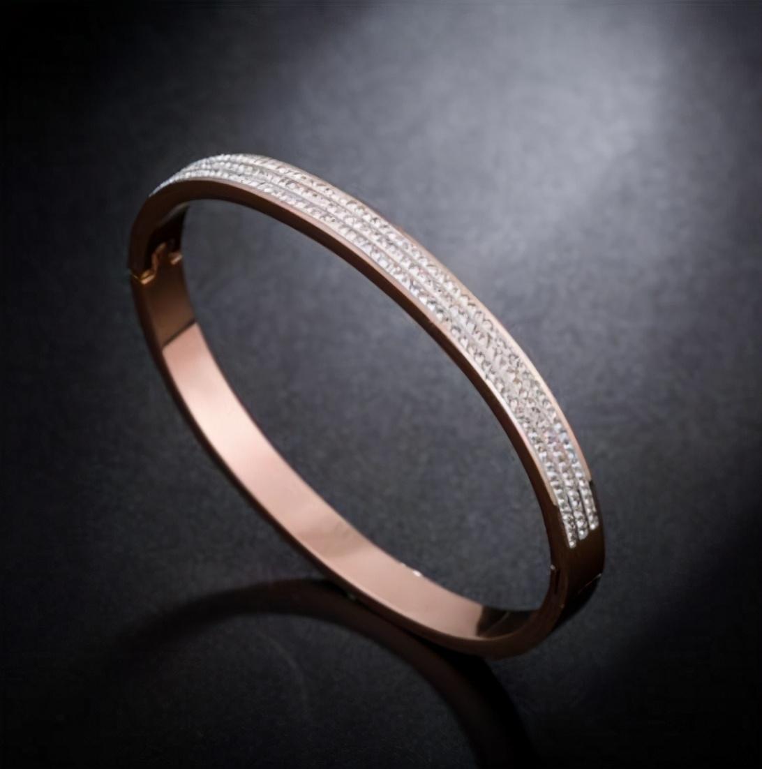 钛钢是什么材质，钛钢是什么材质,价格多少（镀银和钛钢的的饰品会不会掉色呢）