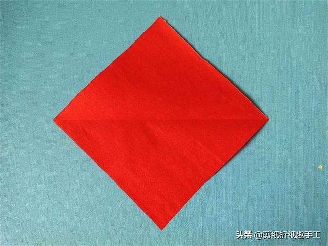 简易剪纸花-先折纸！，花用折纸怎么剪（分享漂亮的手帕剪纸）