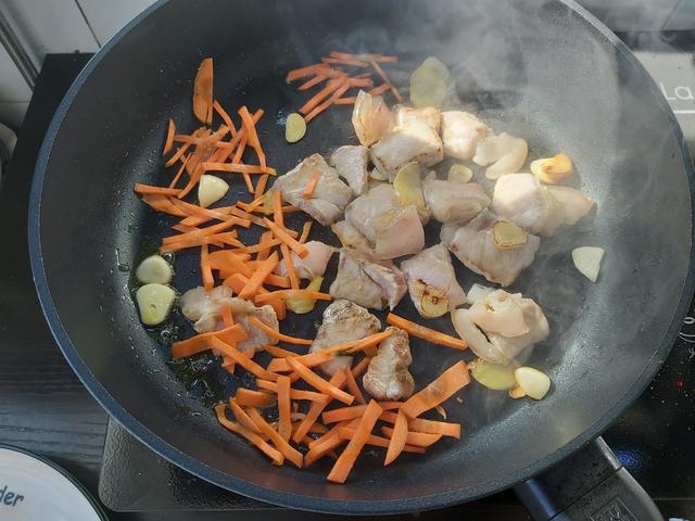 豆卷怎么炒好吃，炒豆卷的做法窍门（清新小炒之黄瓜炒豆卷）