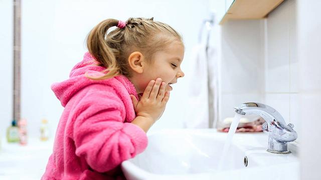 隐翅虫在床上爬了还能睡吗，家里为什么会有隐翅虫（妈妈用3分钟处理法救了娃）