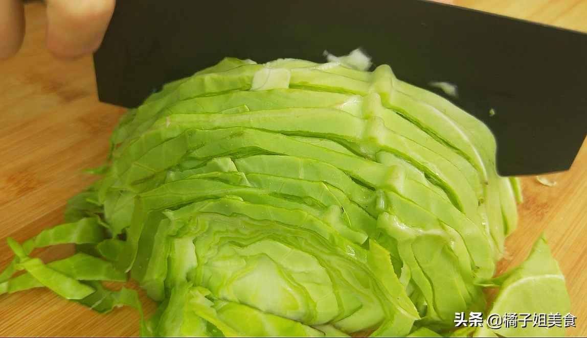 图片[2]-【凉拌包菜】做法步骤图 营养美味 脆爽可口 随吃随取 懒人必备-起舞食谱网