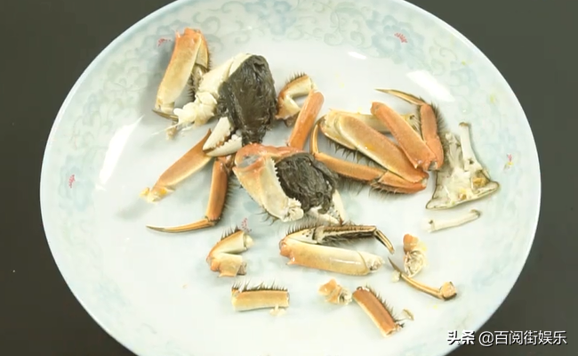 蒸熟螃蟹的正确吃法：手把手教你拆解蟹肉，享受鲜美每一口，简单实用不浪费。