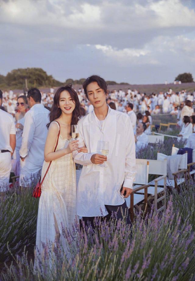 戚薇结婚照，戚薇为36岁李承铉庆生（戚薇结婚照片）