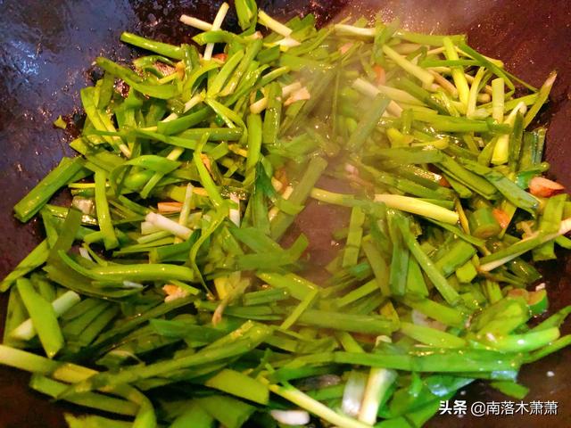 酱炒韭菜鸡蛋的家常做法，大酱韭菜炒鸡蛋的做法（家常小炒：韭菜炒鸡蛋的做法）