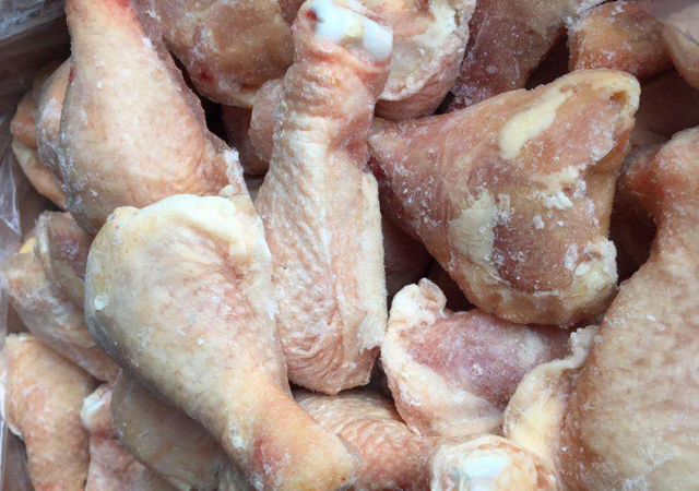 冻鸡边腿怎么做好吃，冷冻鸡边腿怎么做好吃（超市中的冻鸡腿到底从哪儿来的）