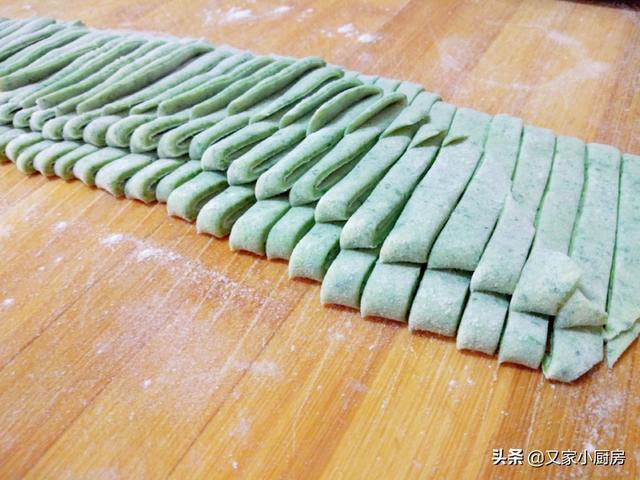 菠菜面的家常做法，教你在家做陕西特色面食菠菜面