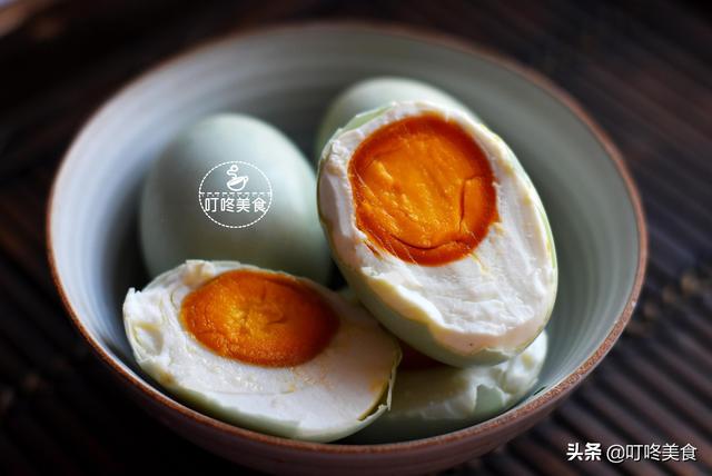制作咸鸭蛋最简单的方法，想吃咸鸭蛋不用买