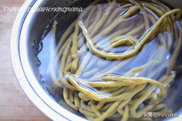 酸豆角炒五花肉的做法，酸豆角炒红烧肉的做法（随便搭配个酸豆角炒肉）