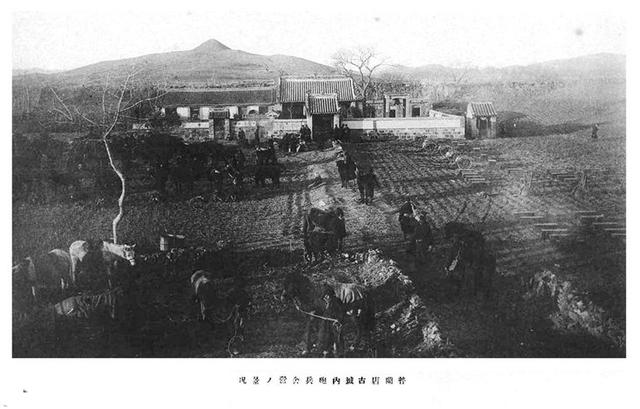 伪满洲国时期的满族，穿锦缎长袍的是八旗子弟