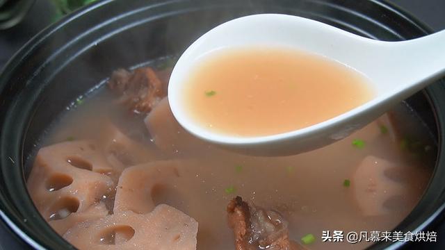 煲老藕是什么意思，我锅中煲老藕（跟着武汉煨汤非遗传承人学做莲藕排骨汤）