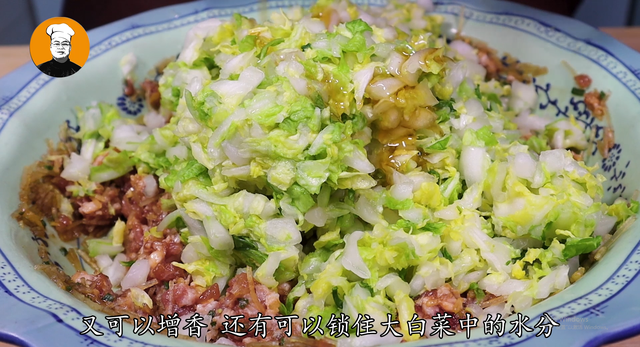 白菜包子馅怎么做好吃，夏天怎么做白菜馅包子（白菜包子这样调馅太香了）
