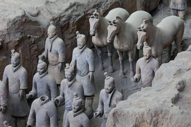 秦兵马俑的历史背景，为什么看兵马俑一定要注意手机（秦始皇陵兵马俑的“前世”和“今生”）