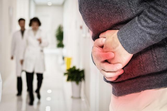 左腹部疼痛的可能病因，左下腹部疼痛是什么病（出现左下腹疼痛别大意）