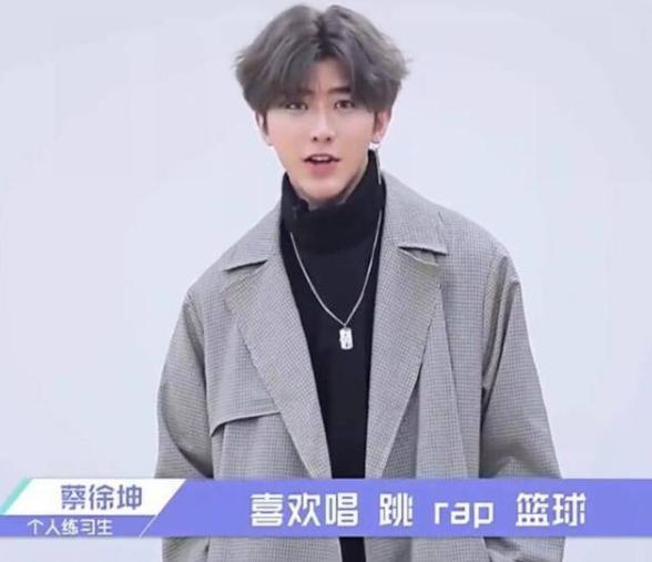 蔡徐坤的身世，蔡徐坤的个人简介如何（原来家世显赫身份不简单）