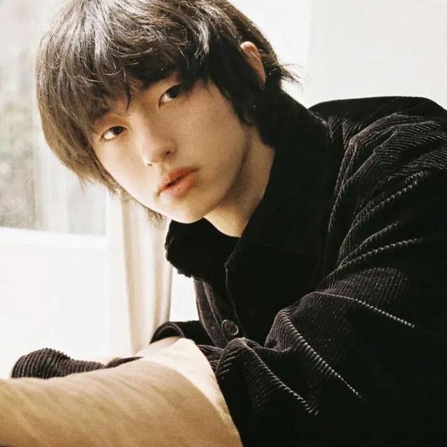 小众女头/8张，微信头像，小众女头/8张（小众女头丨他在身后）