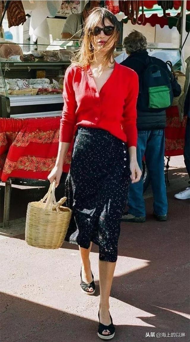 红唇品牌服饰女装  优雅而知性的女性群体，红唇品牌服饰女装（的时髦信条：简洁百搭的衣装）