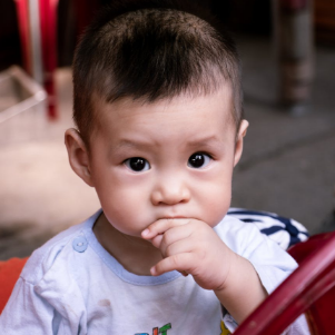 四个月宝宝可以添加辅食吗，四个月的宝宝可不可以添加辅食（13个月宝宝还在吃糊状辅食）